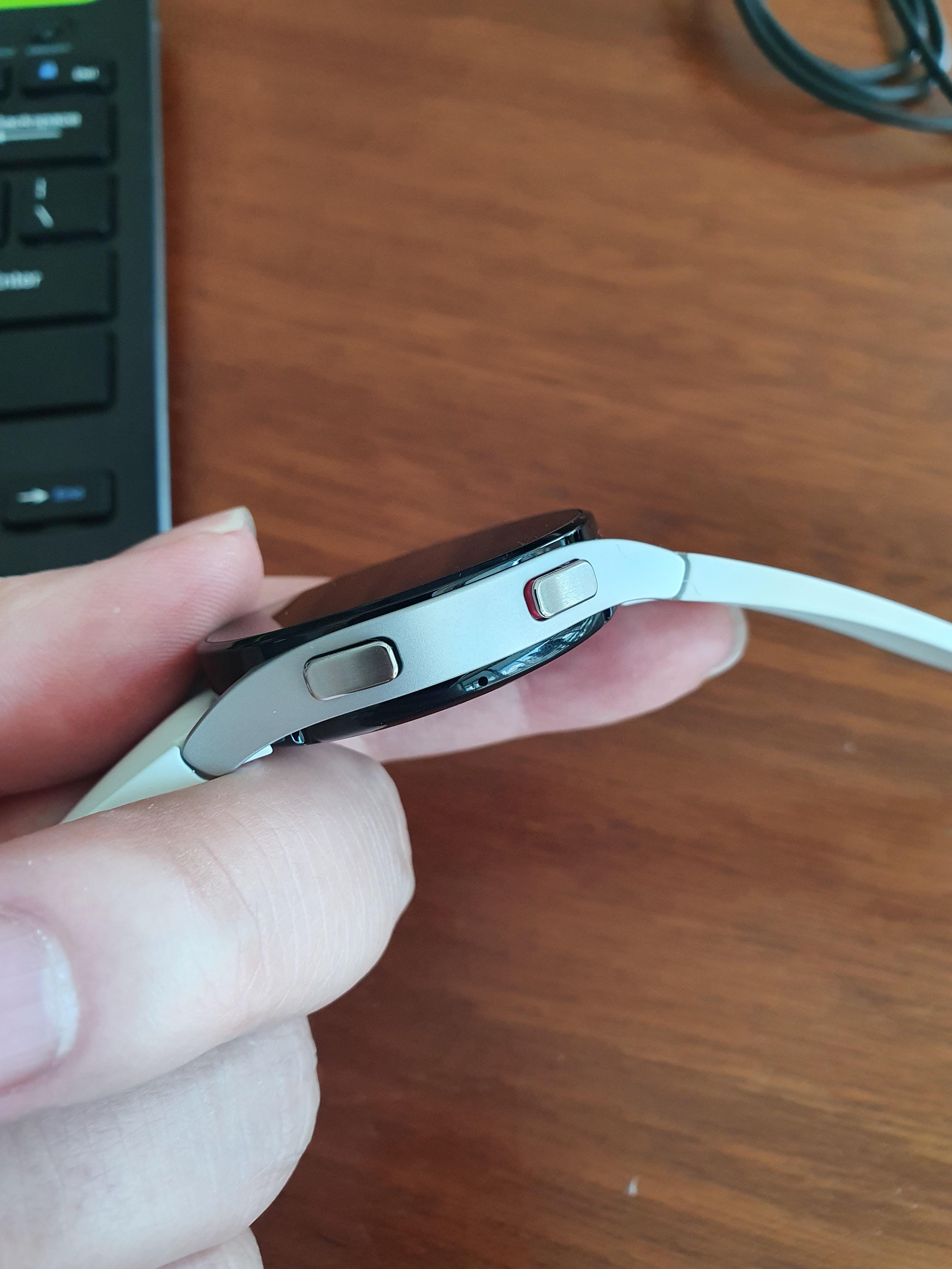 갤럭시 워치4 실버 버튼 빨간색 홈버튼, 검은색 뒤로가기 버튼