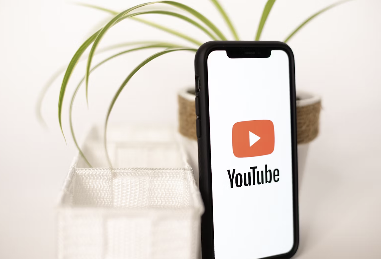 밝고 상쾌한 환경 속에서 모바일속 유튜브 이미지