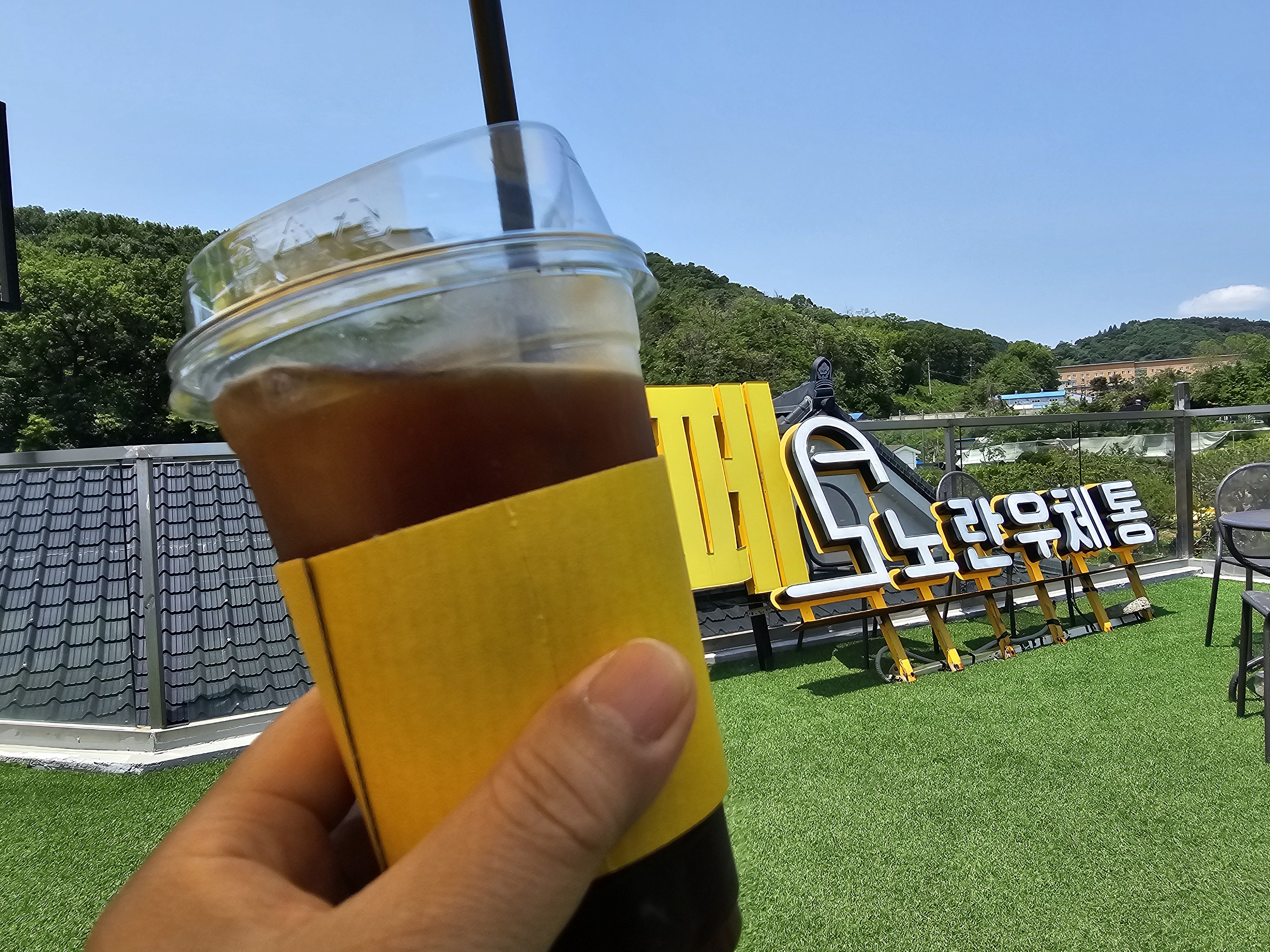 봄 벚꽃이 핀 노란우체통 정원