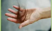 환절기 머리카락이 더 빠지는 이유와 해결책