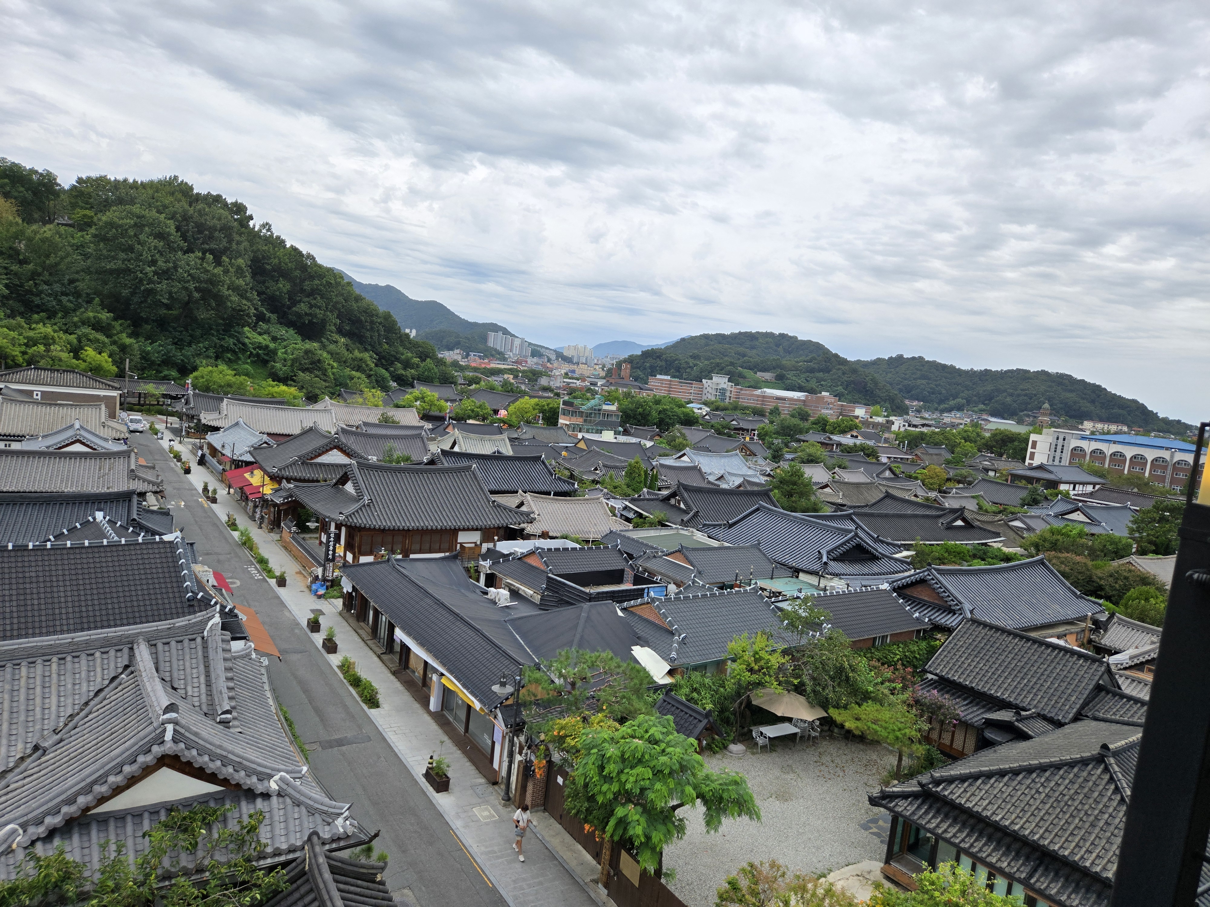 전주 전망 카페 내부에서 본 한옥마을 전경