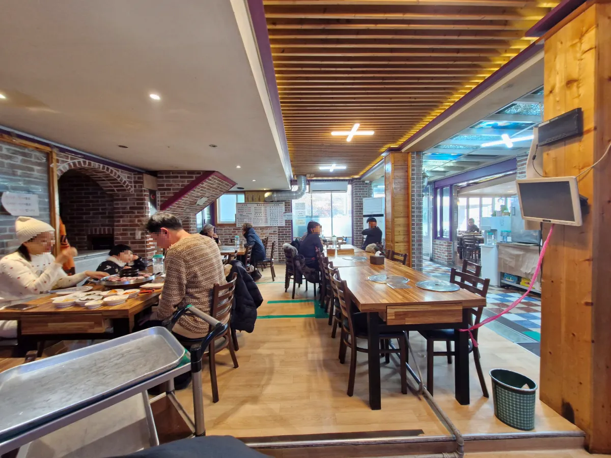 넓은-여러좌석이-인상깊은-내부모습