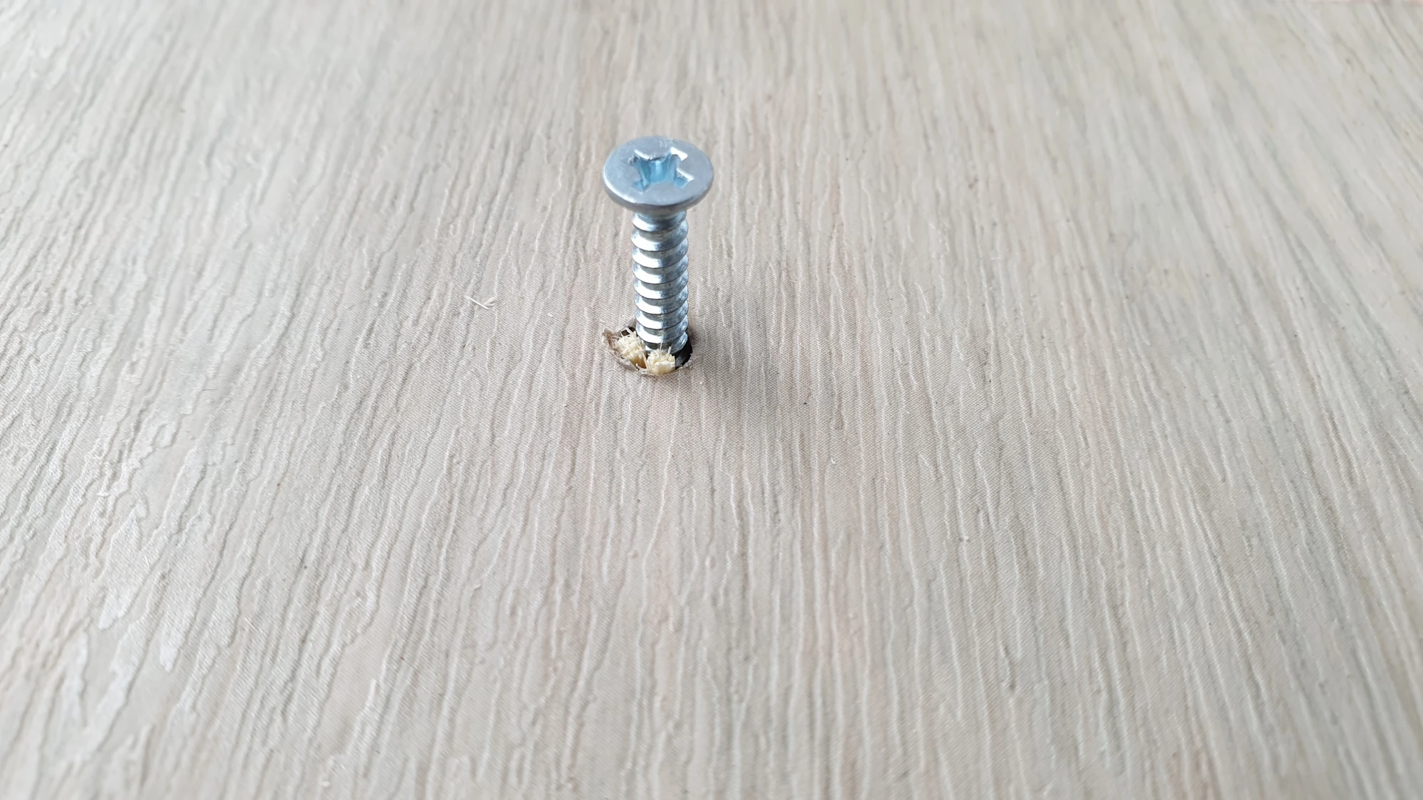 나사못 고정 모습