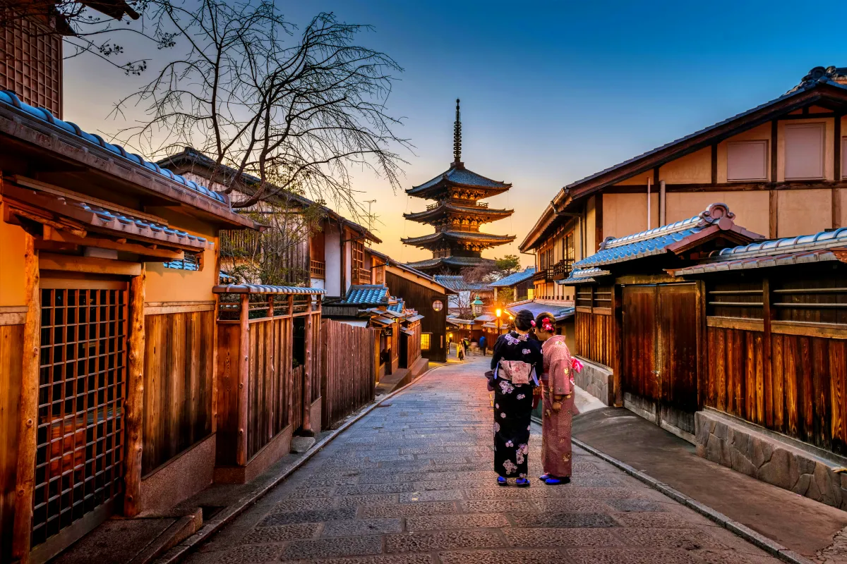일본-교토-청수사-배경으로-기모노를-입은-일본여인들