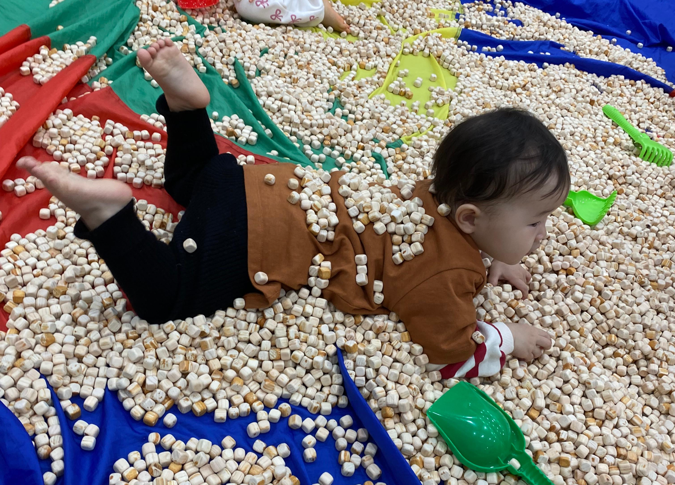 오감놀이 수업에서 촉감 놀이를 하는 아기