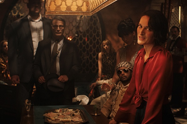 사람들-앞에서-얘기-하는-헬레나