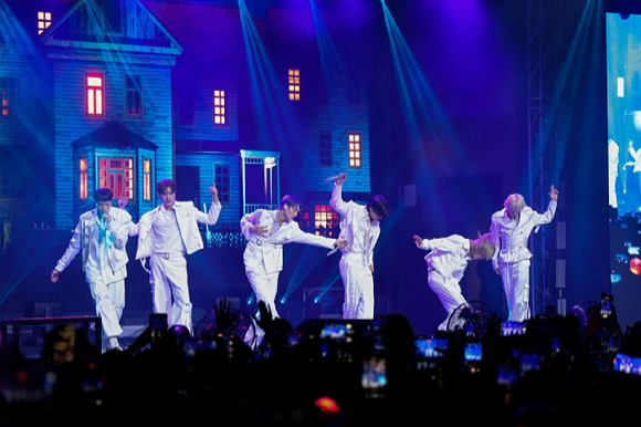 피원하모니가 두 번째 월드투어 'UTOP1A'에서 무대를 선보이고 있다. [사진=FNC엔터테인먼트]