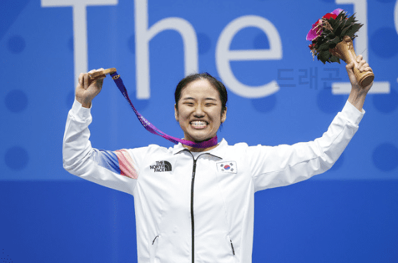 안세영 메달 따낸 모습