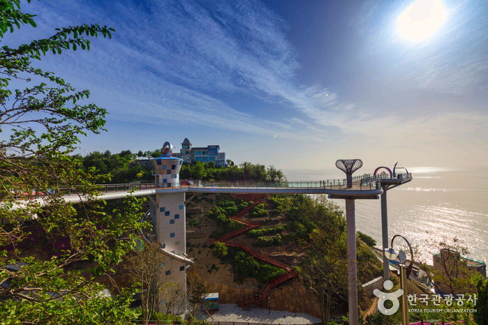 높이 59m의 전망대가 동해바다를 향해 있다.