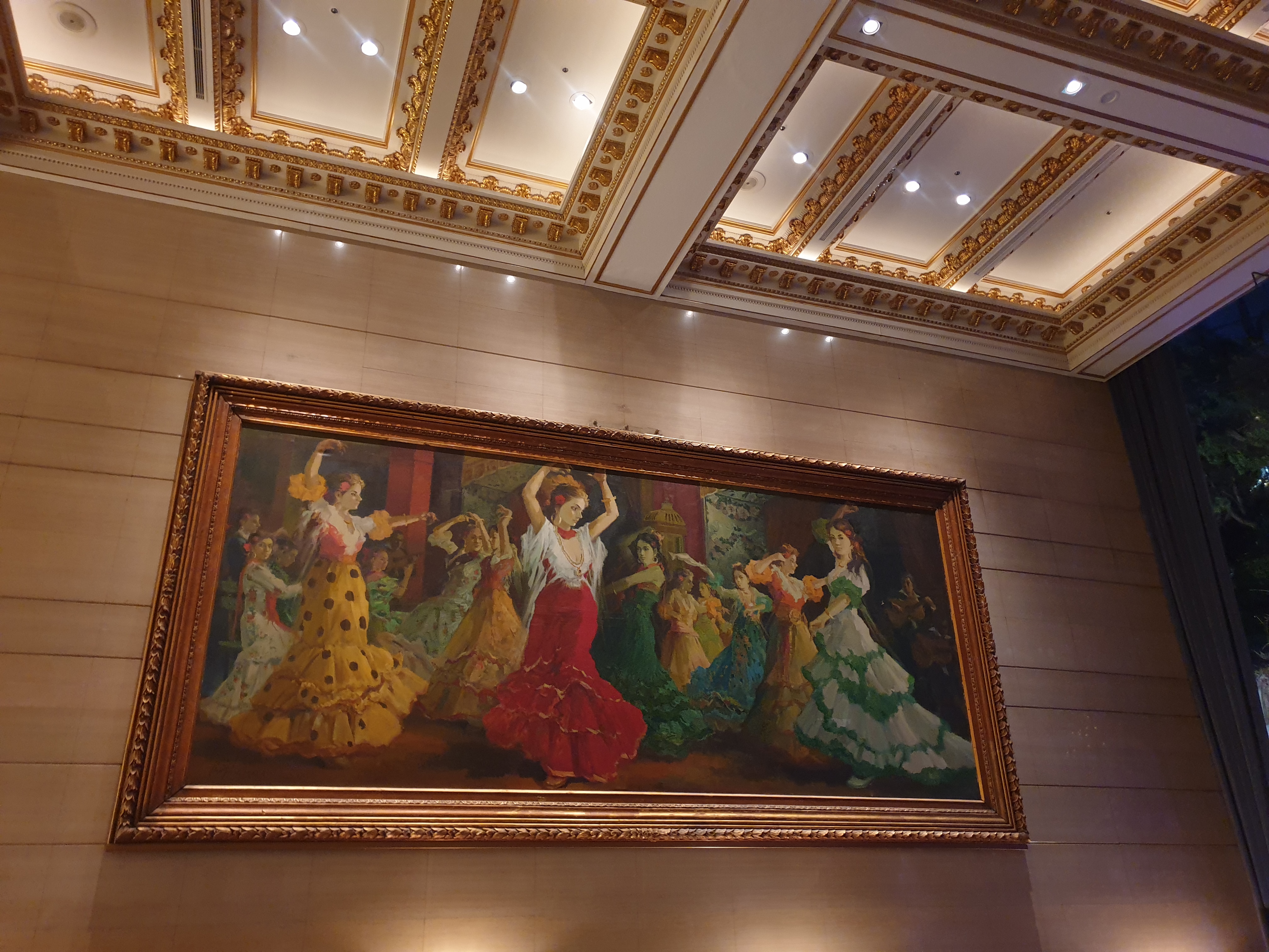 페닌슐라 한 벽을 차지한 대형 스페인 무희들의 그림