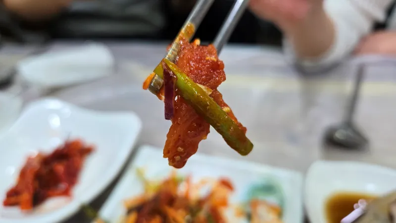 강구항 대게 맛집의 음식맛을 제대로 보여주는 회무침 모습