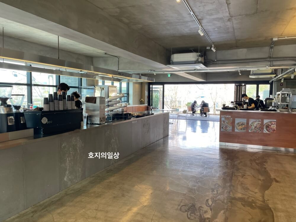 행궁동 브런치 카페 메이븐 - 매장 전체 모습