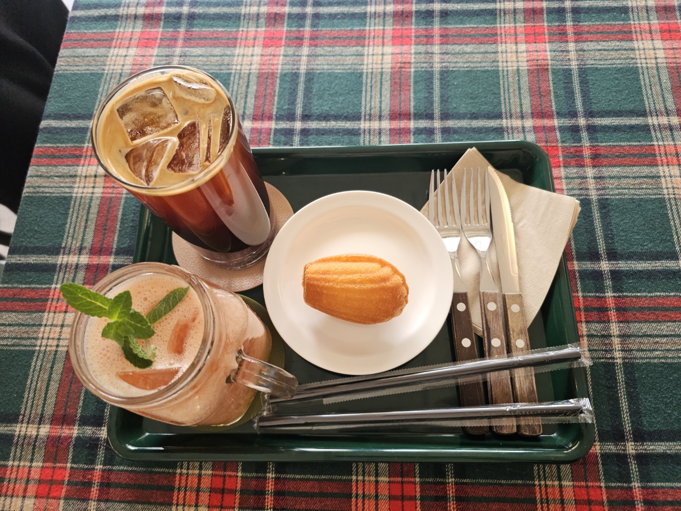 서울 양재동 작은 갤러리 카페, [BBBE(비비비이)]