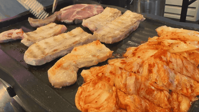 마곡 고기집 신김치 생도야지 마곡본점에서 직원이 삼겹살과 김치를 불판 위에서 직접 구워주는 장면 gif
