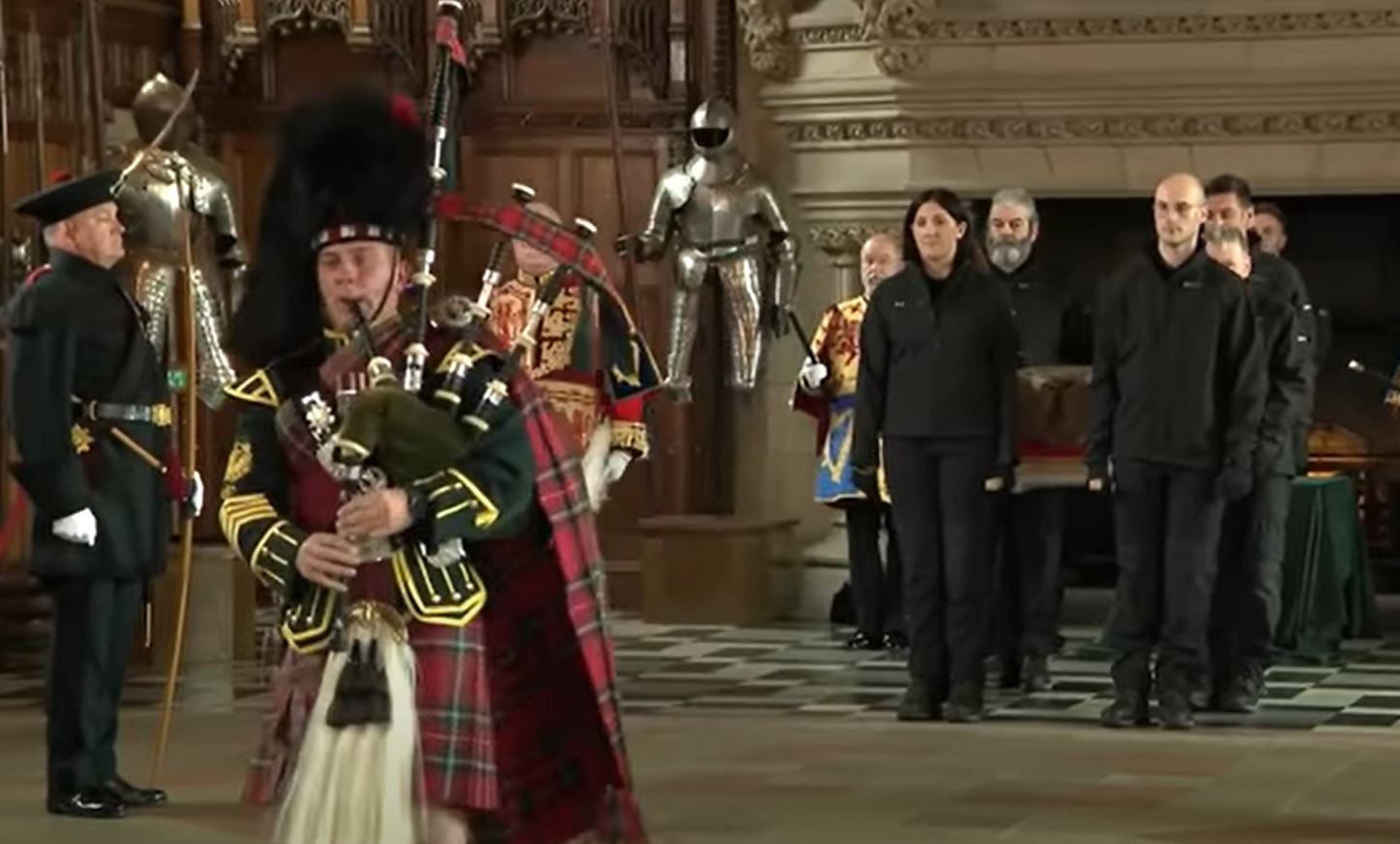 운명의 돌이 스코틀랜드 에딘버러 성에서 옮겨지는 모습