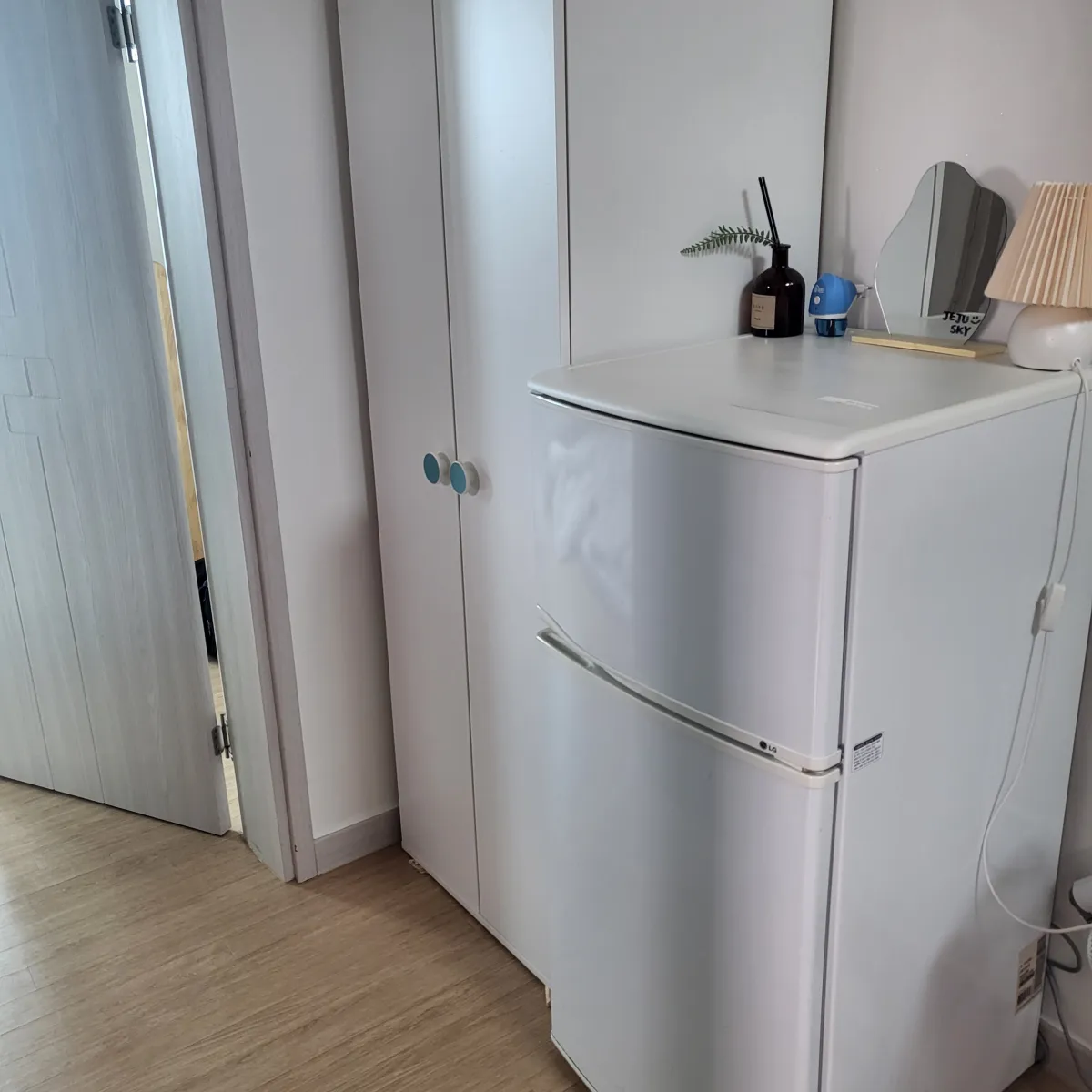 2층에-위치한-작은-냉장고