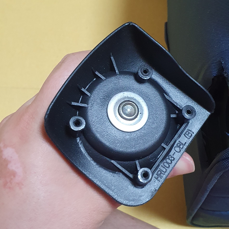 샘소나이트 캐리어 바퀴 교체하기 앞바퀴사진