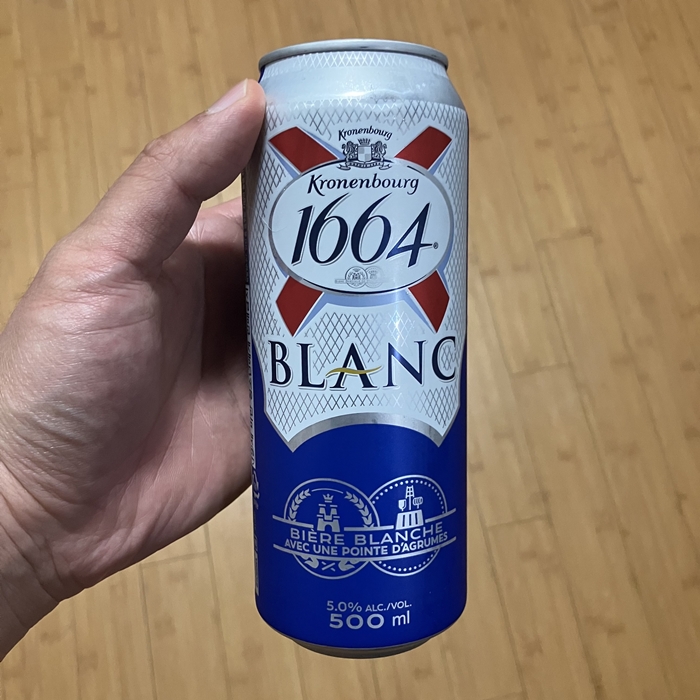 유통기한이 지난 블랑 1664 캔맥주를 손에 든 모습｜5% 도수의 프랑스 밀맥주