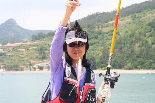 남해 벽련마을 방파제에서 낚시하는 모습과 낚싯대 장비