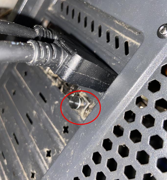 모니터 뒷면의 그래픽 카드를 찍은 사진