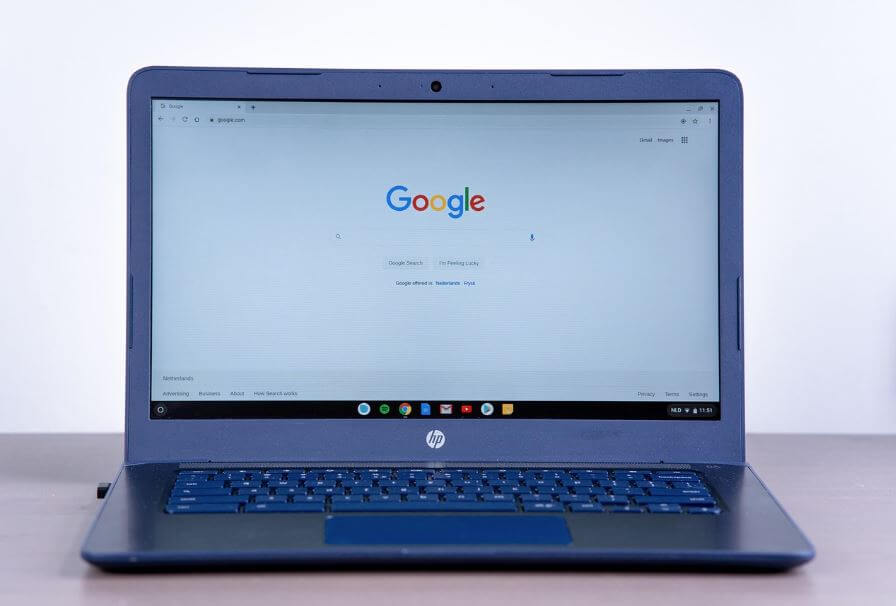 노트북 화면에 띄어놓은 구글 홈페이지