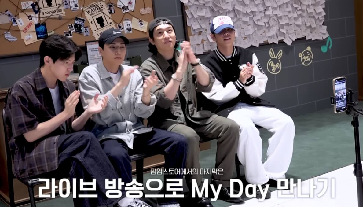 팝업 현장 직원이 안내하는 모습