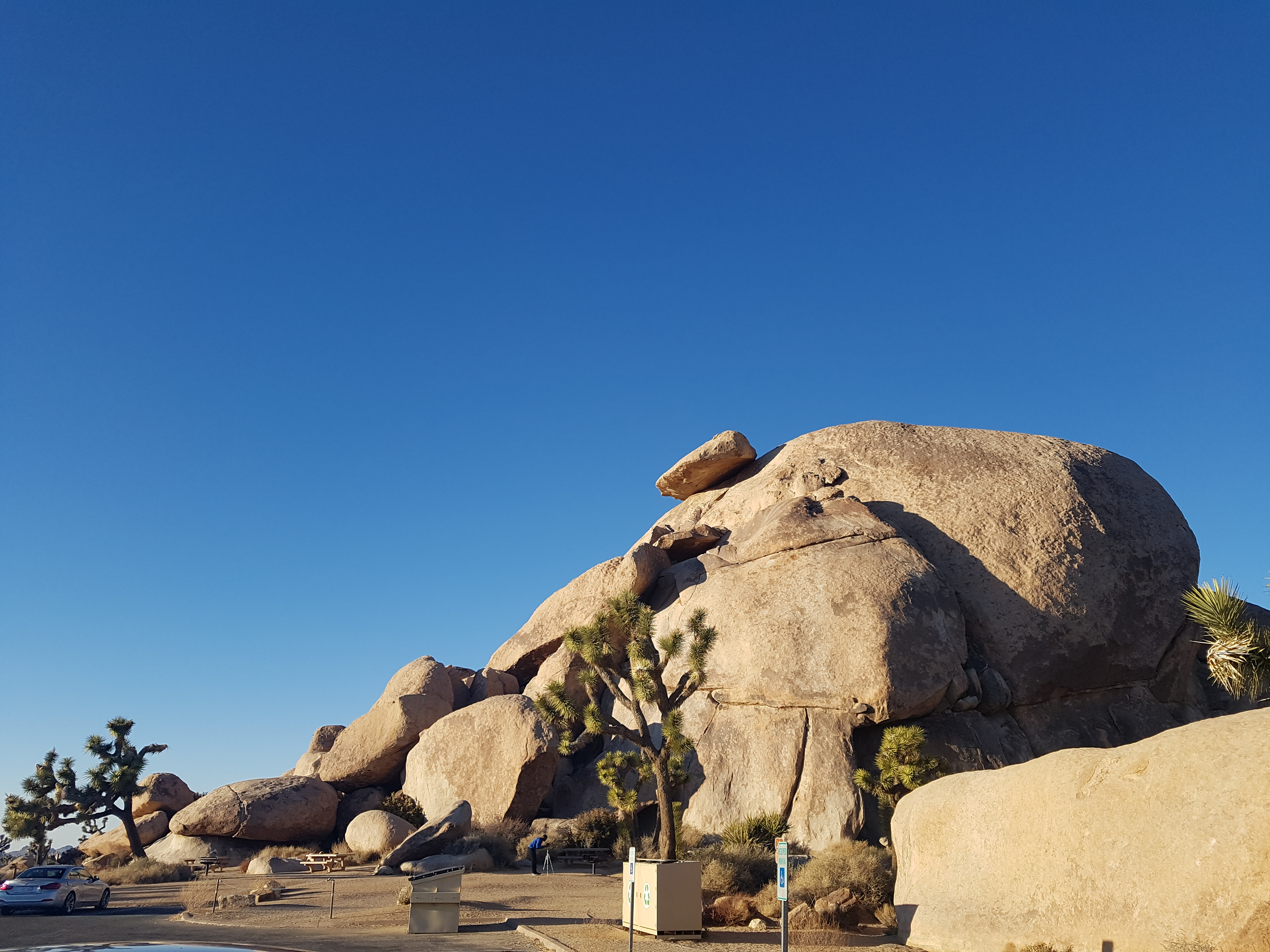 층층이 쌓인 거대한 화강암 바위 언덕과 파란 하늘