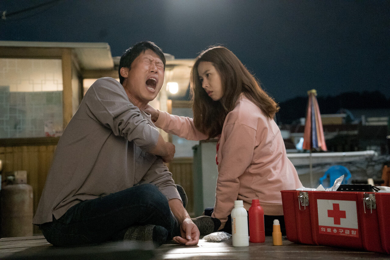 영화 럭키 출연진 유해진과 그의 어깨를 만지는 조윤희 배우