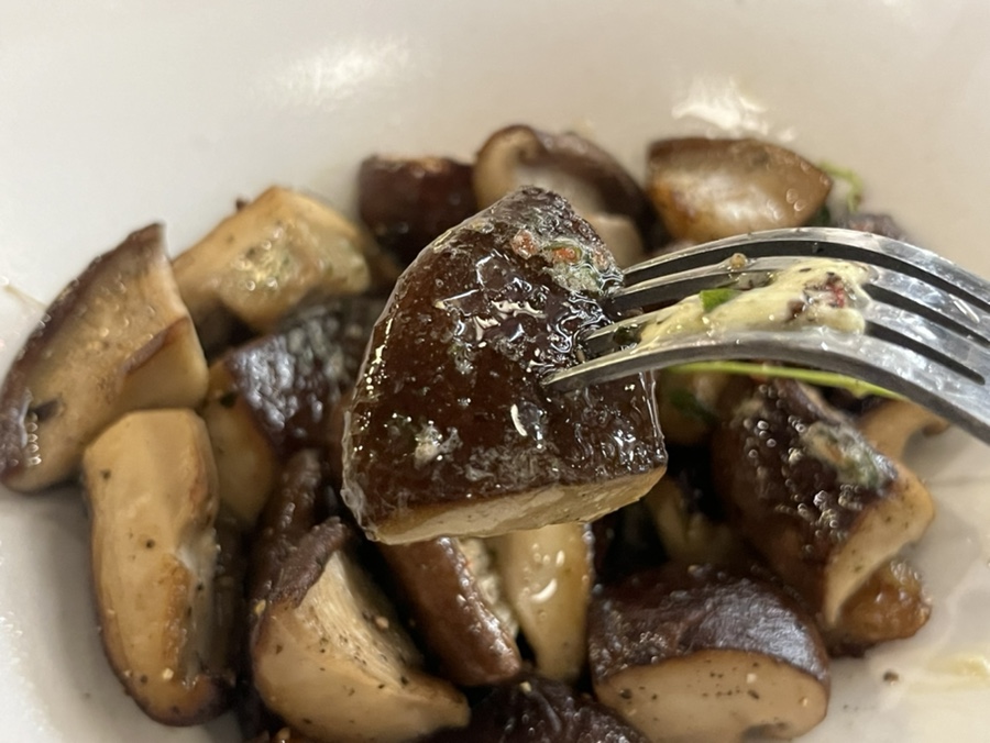 고소한 지미추리 버터가 곁들여진 쏘티의 구운 표고버섯 요리