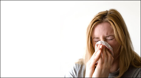 코를 풀고 있는 여성