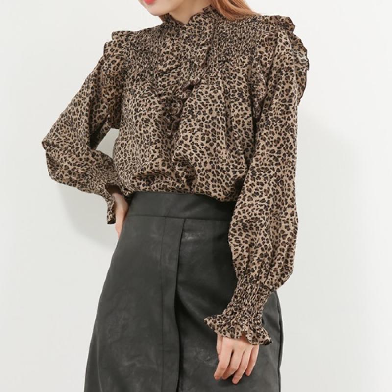 시에로 호피소재의 스모킹 셔링블라우스 SG1SHF001