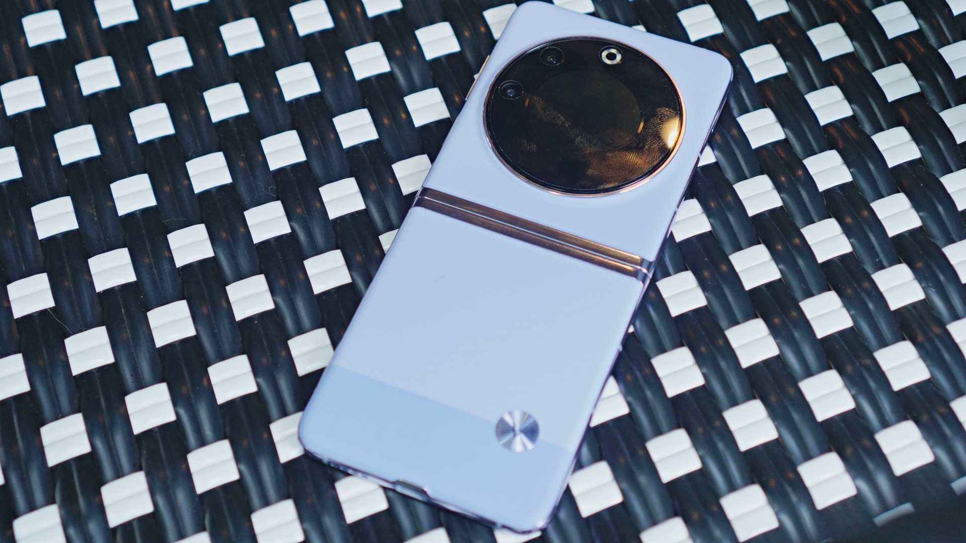 팬텀 V 플립 5G(Phantom V Flip 5G)는 사람들의 플립 스마트폰입니다