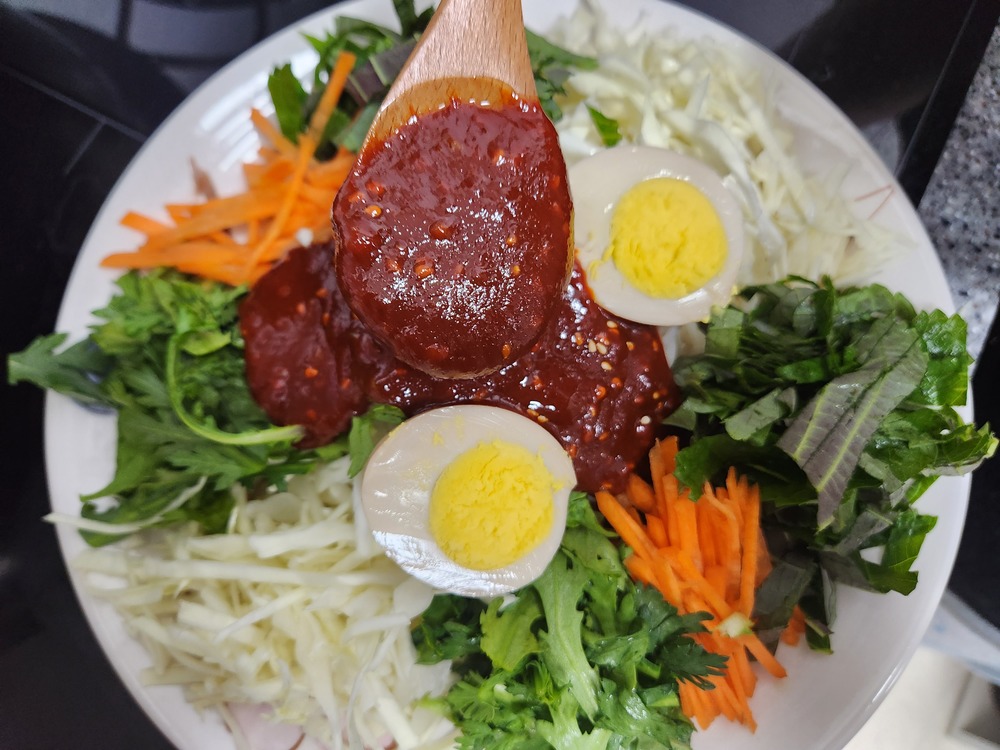 쟁반에 국수 담기