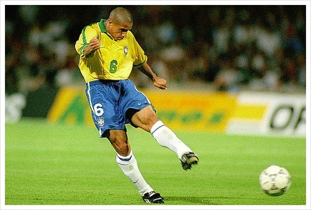 카를로스의 프리킥 차는 장면