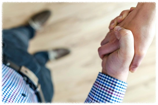 2명의-사람이-악수하고-있는-사진