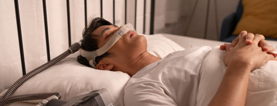 양압기 마스크를 쓰고 편안하게 잠든 모습의 사진