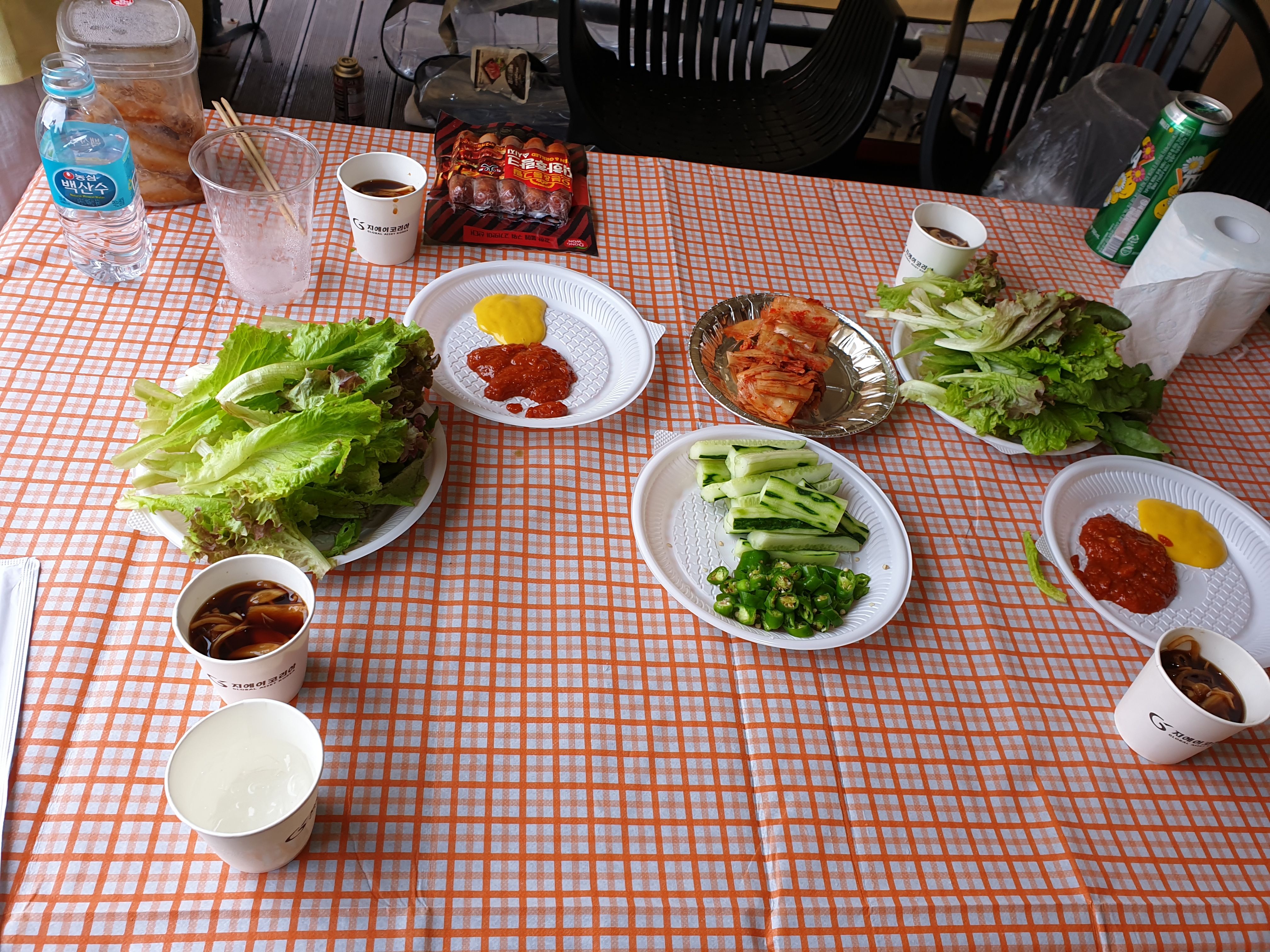 신선한 야채와 음료