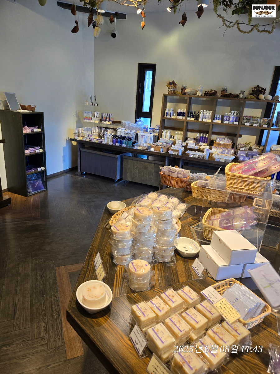 라벤더 제품 기념품 샵 내부