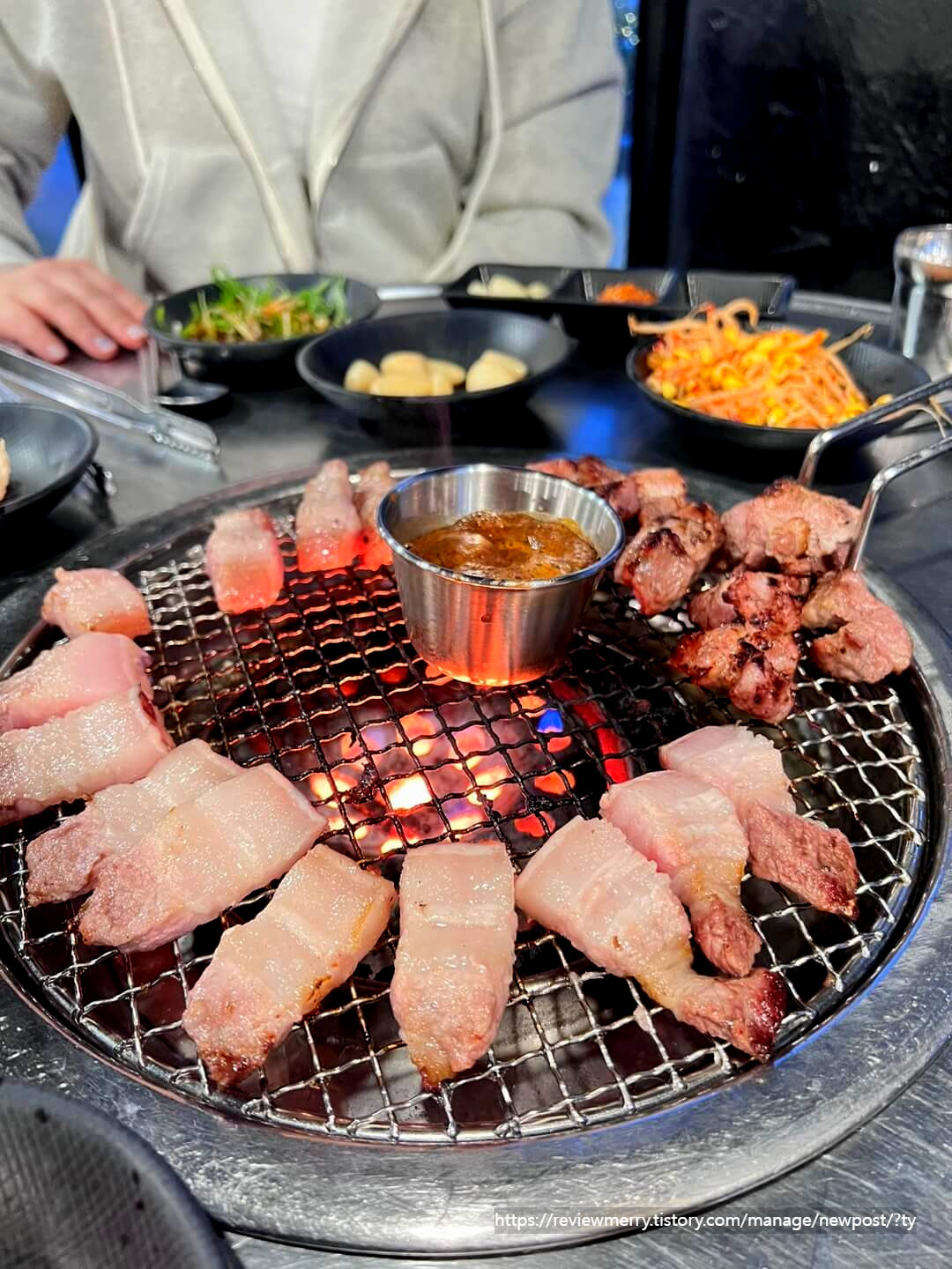 삼겹살 굽는 사진