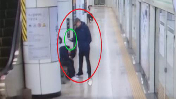 지난 10월 26일 서울 중구 을지로4가역 승강장 의자 위에서 잠이 든 취객에게 다가가 휴대전화를 꺼내고 있는 절도범 A씨. [사진=서울경찰청 지하철경찰대]