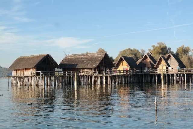 폭우 지역에서 안전한 수상 마을의 건축 사례