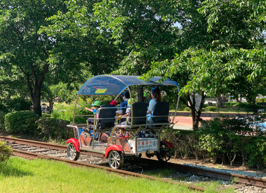 레일바이크를 타고 있는 풍경
