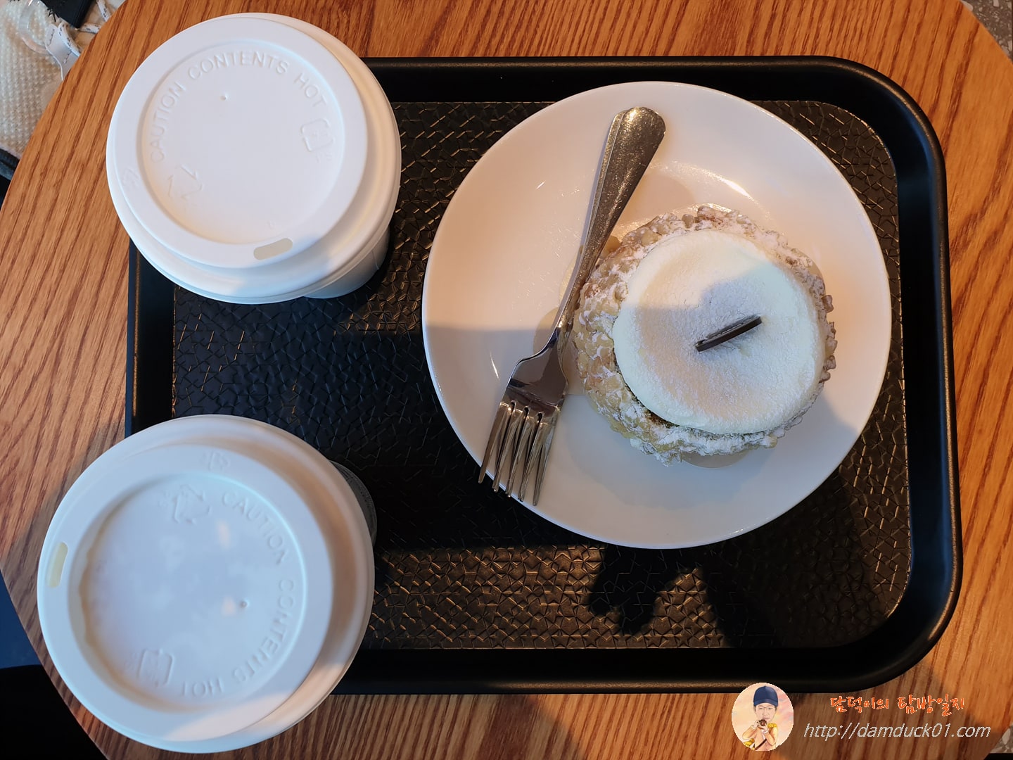 디카페인 카페 라떼, 호두 당근 케이크, 토피 넛 라떼