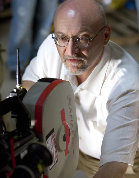 프랭크아프파드다라본트 모니터링하고있는 사진