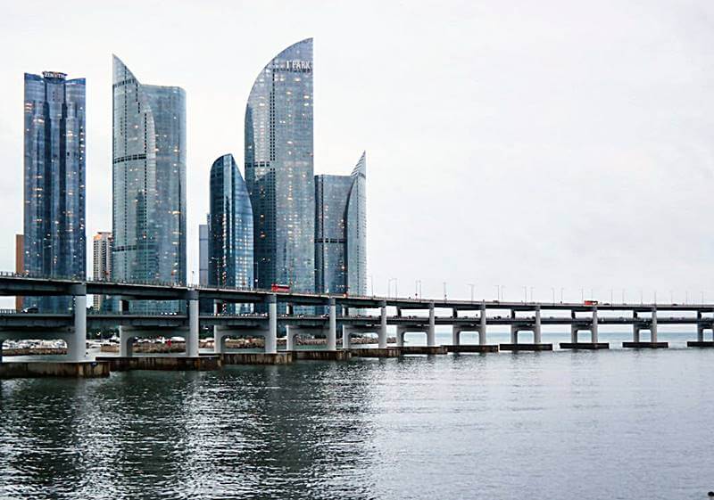 부산-센터시티와-광안대교의-모습