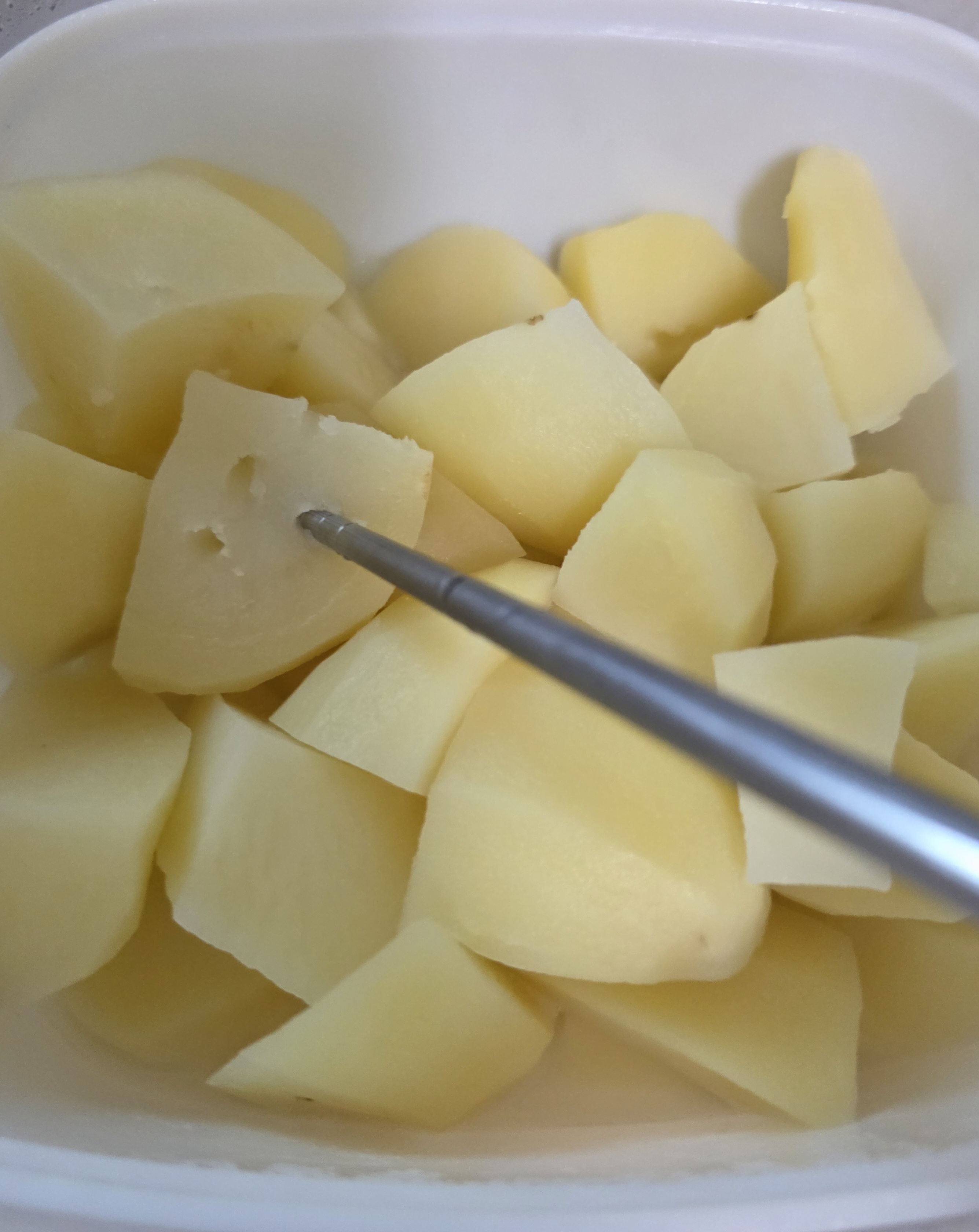 전자레인지로-감자를-찝니다.