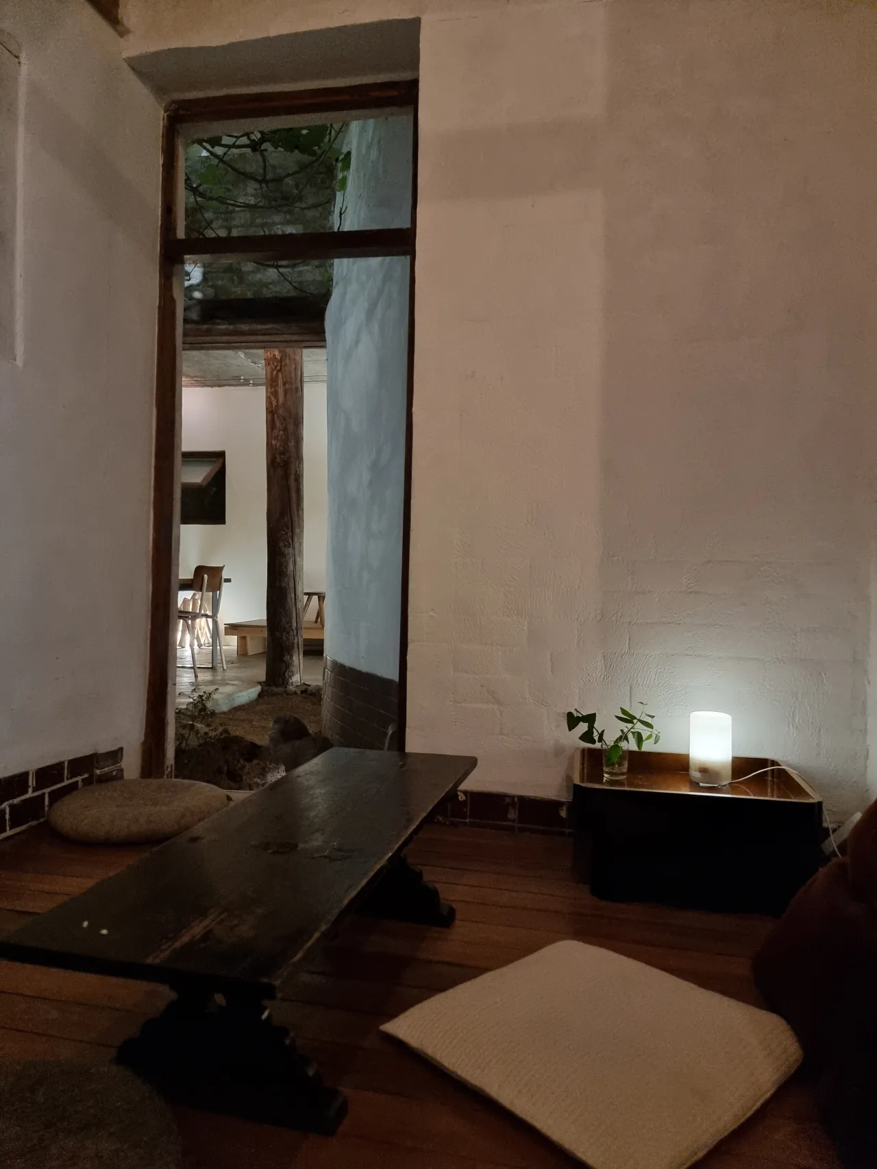 바닥에-방석-은은한-조명-테이블