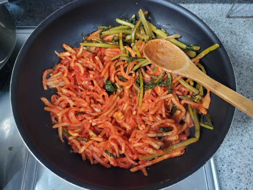 팬에서 무채를 볶는 모습