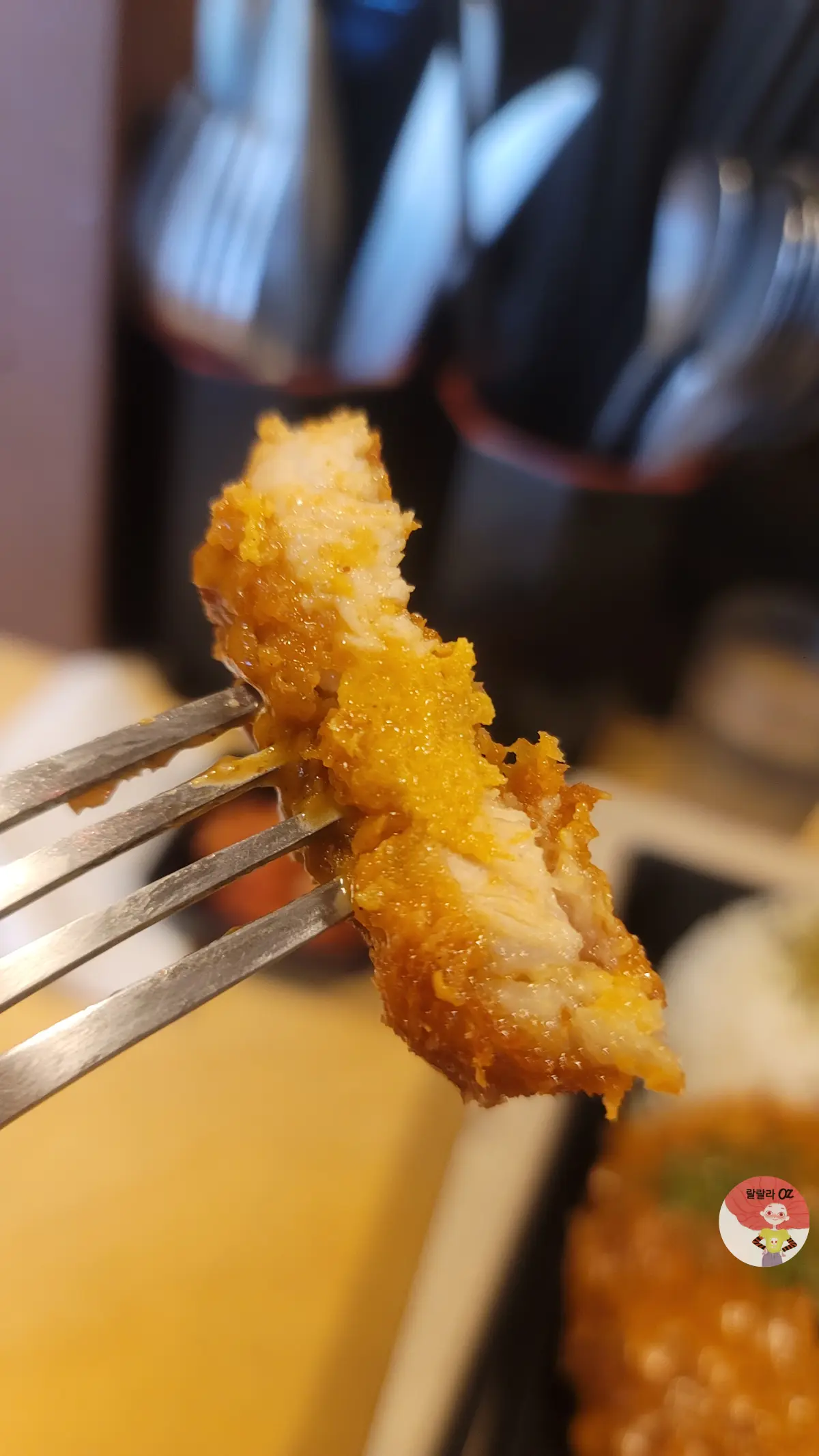포크로 찍어 올린 데미그라스 돈까스 한조각