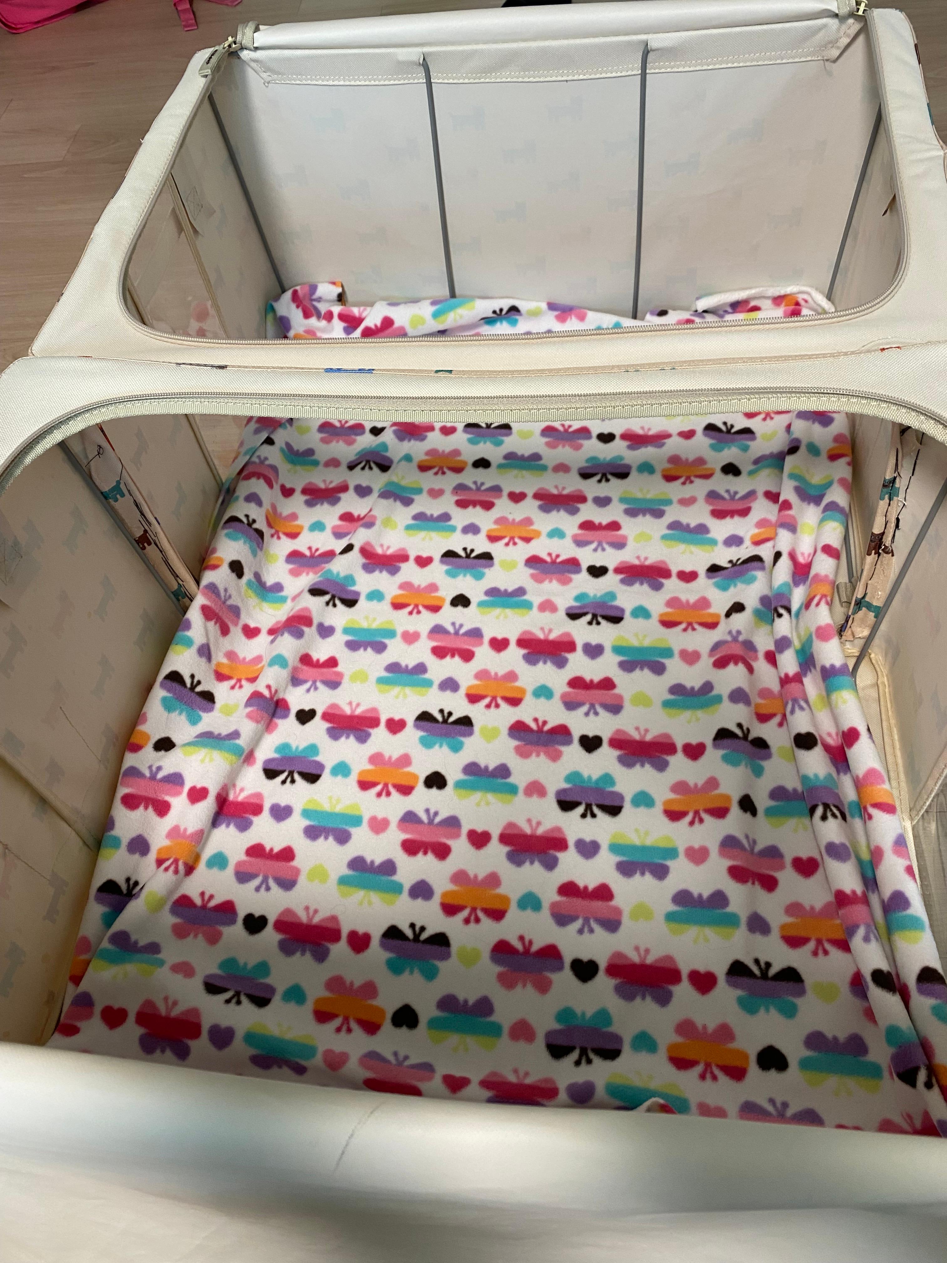 리빙박스 안에 극세사천을 깐 사진